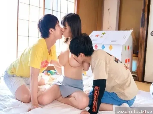 Cô bảo mẫu xinh đẹp cùng hai đứa nhóc tinh nghịch