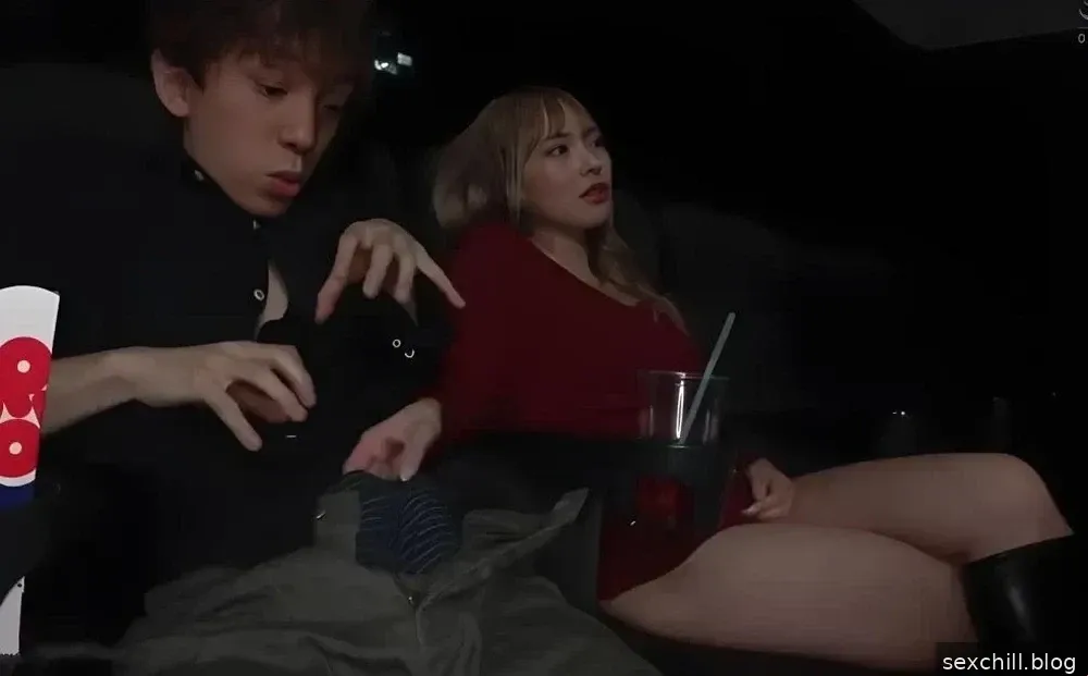 Aller au cinéma et se faire violer par des sœurs sexy