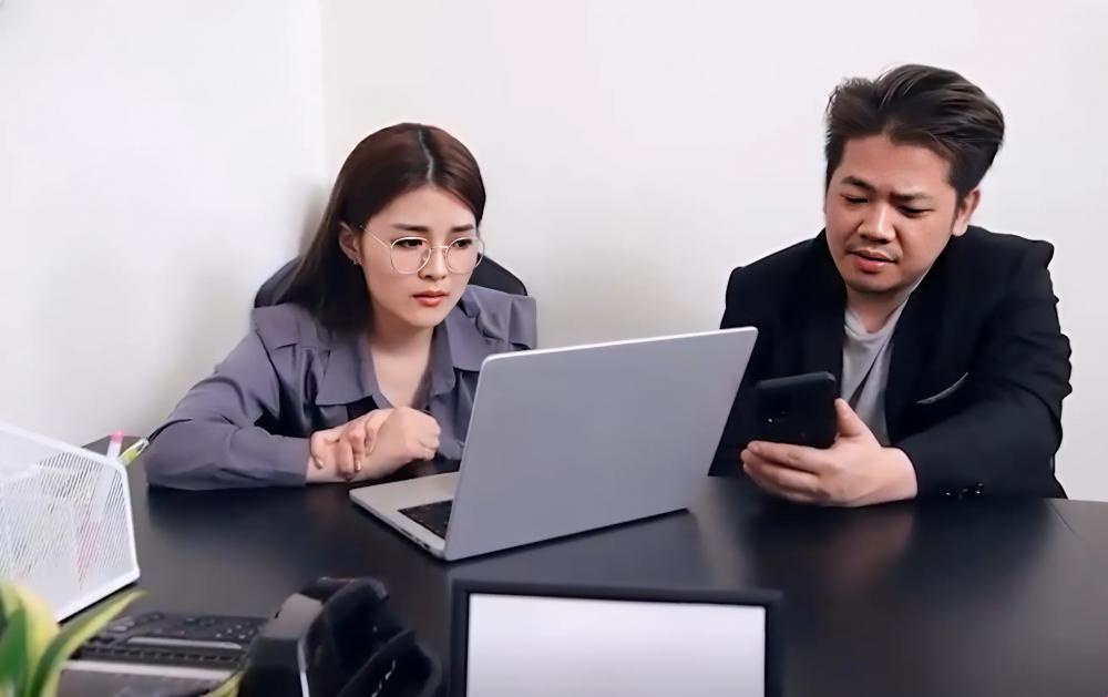TMP-0027 Direktur wanita dengan payudara besar yang penuh hasrat